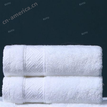 宾馆的毛巾很厚 酒店的厚毛巾 酒店浴缸上的毛巾 细腻亲肤